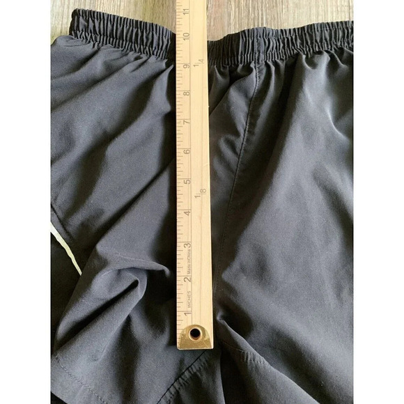Brooks Black Equilibrium Technology Reflective Pocket Running Shorts Medium - Picture 4 of 9